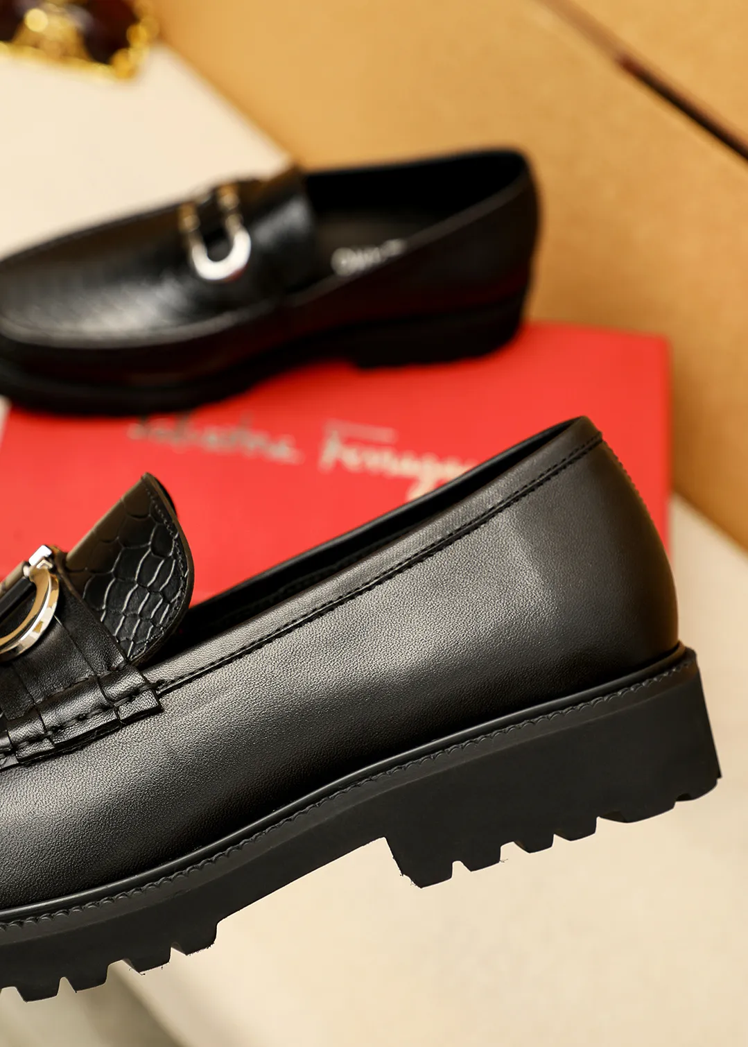 Men's shoes 💰560 💐 Product trademark: Ferragamo "Ferragamo" casual leather shoes Regular size: 38-44 (45.46🉑️customized) Product materials: Selected imported first-layer calfskin upper + original hardware buckle, imported water-dyed cowhide leather lining. Strong three-dimensional visual effect, original outsole color: 2 colors available